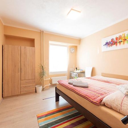 פראג Cozy Room At Metro Station, Private Bathroom, 9Minutes Oldtown, 15Minutes Airport, Wifi מראה חיצוני תמונה