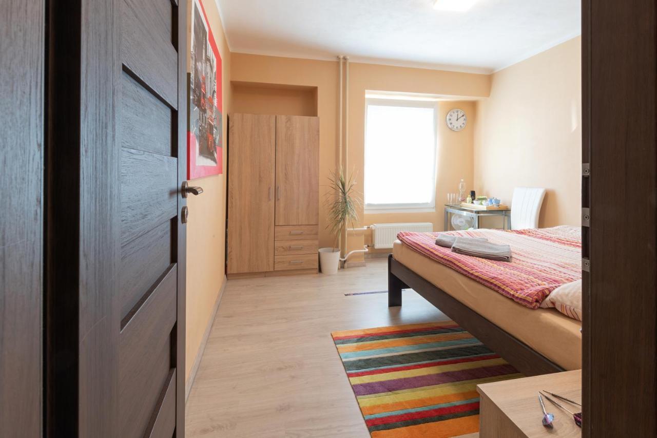 פראג Cozy Room At Metro Station, Private Bathroom, 9Minutes Oldtown, 15Minutes Airport, Wifi מראה חיצוני תמונה