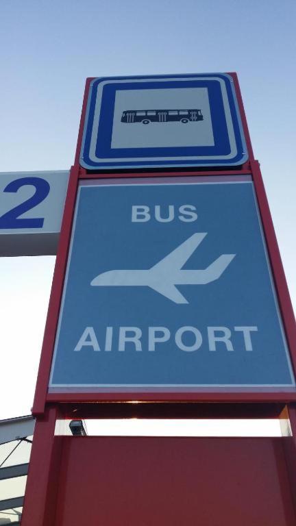 פראג Cozy Room At Metro Station, Private Bathroom, 9Minutes Oldtown, 15Minutes Airport, Wifi מראה חיצוני תמונה