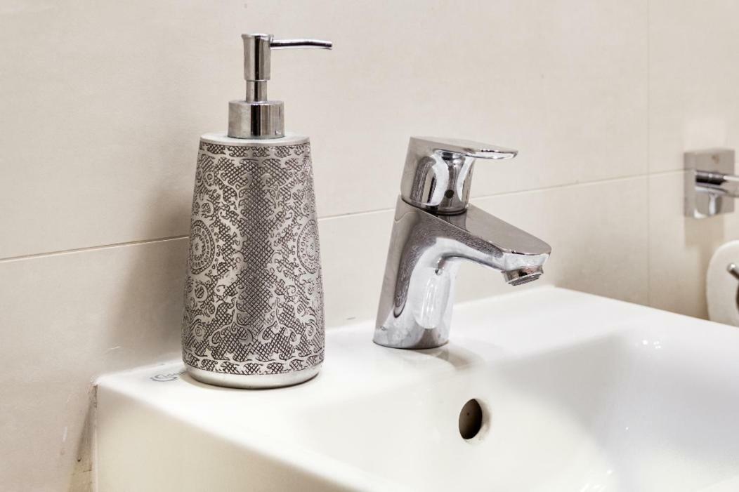 פראג Cozy Room At Metro Station, Private Bathroom, 9Minutes Oldtown, 15Minutes Airport, Wifi מראה חיצוני תמונה