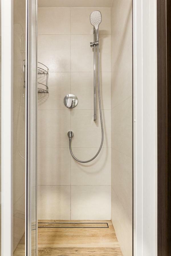 פראג Cozy Room At Metro Station, Private Bathroom, 9Minutes Oldtown, 15Minutes Airport, Wifi מראה חיצוני תמונה